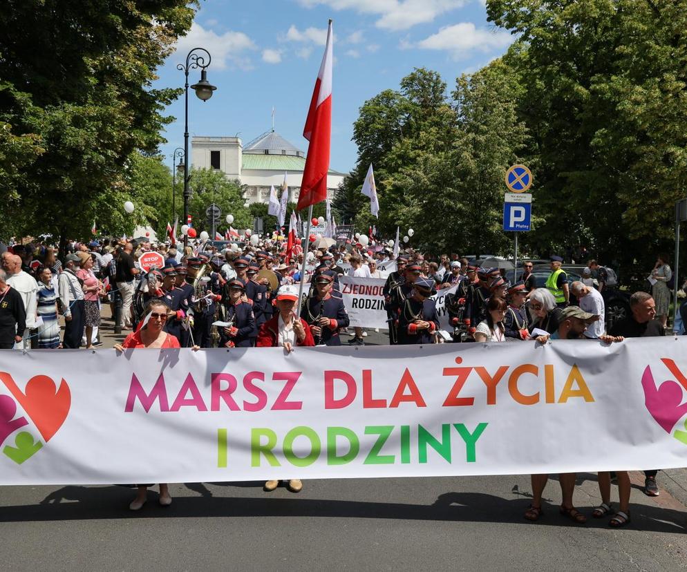 Marsz dla Życia i Rodziny ruszył ulicami Warszawy. Tak wyglądało wydarzenie [ZDJĘCIA]