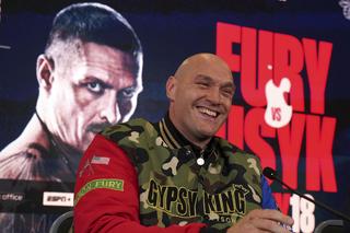 Kompletnie pijany Tyson Fury czołgał się po ulicy. Nie mógł ustać na nogach. Porażające nagranie z pięściarzem trafiło do sieci