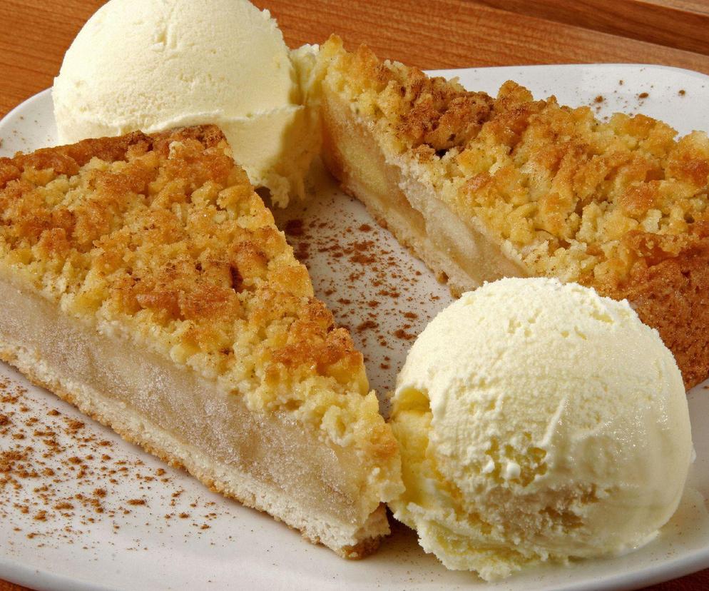 Tradycyjna szarlotka na kruchym cieście: przepis na domową szarlotkę jak u mamy