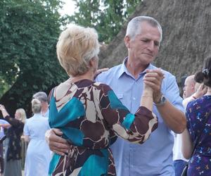 Sielanka na parkiecie w Muzeum Wsi Lubelskiej pod gołym niebem! Za nami kolejna potańcówka w rytmie miejskiego folkloru z Warszawy i Lwowa