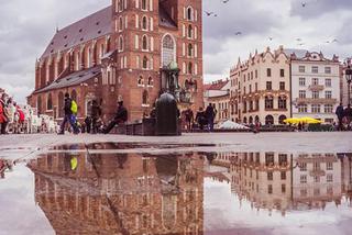 Lustrzane odbicie kościoła Mariackiego w... kałuży [ZDJĘCIE DNIA]