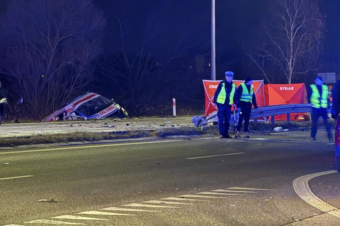 Tragiczny wypadek na Mazowszu. Karetka na sygnale dachowała w rowie. Jeden ratownik zginął na miejscu