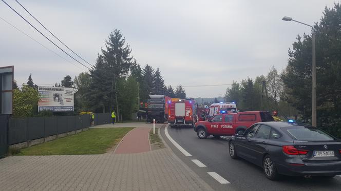 Poważny wypadek na łuku Kieleckiej w Starachowicach. Zderzenie osobówki z tirem