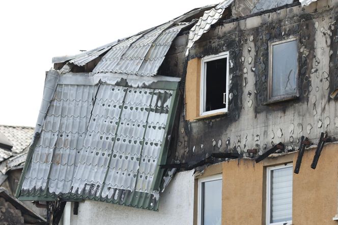 Blok przy ul. Powstańców w Ząbkach po pożarze