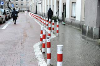 Słupki i znaki zakazu zalały osiedle. Drogowy absurd w Śródmieściu