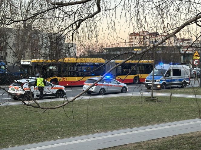 Tragiczne potrącenie w Warszawie. 16-latka została wciągnięta pod autobus. Wstrząsające szczegóły 