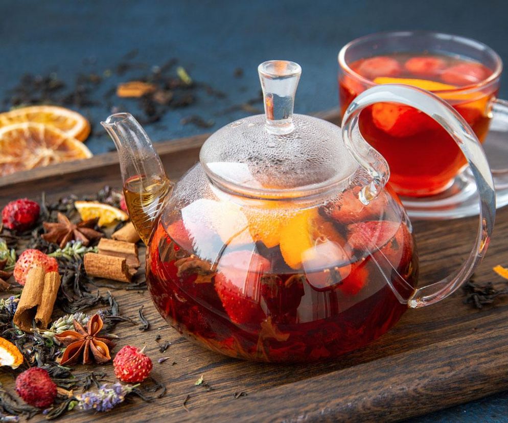 Jesienne herbaty, które rozgrzeją i dodadzą energii. Sprawdź, jakie smaki warto wybrać