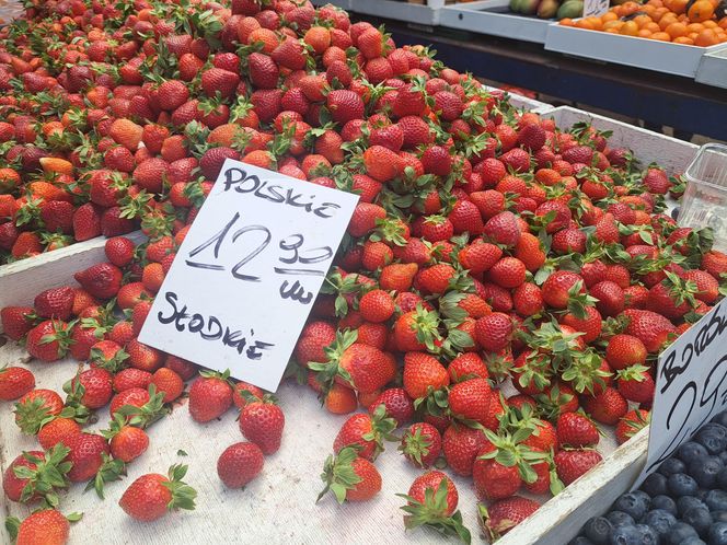 Ceny truskawek na Starym Kleparzu w Krakowie