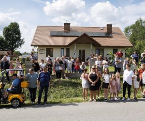 Karol i Marta Nawroccy na obiedzie u rodziny spod Kolbuszowej, na stole same smakołyki