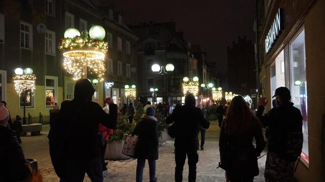 Świąteczne iluminacje w Olsztynie zachwycają. Prawdziwą „gwiazdą” jest choinka na starówce [ZDJĘCIA]