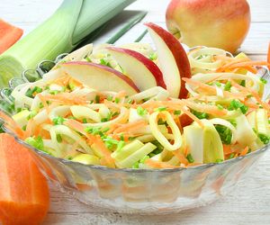 Surówka z marchewki, pora i jabłka: przepis na sałatkę obiadową