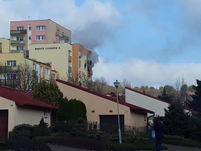 Pożar mieszkania na ul. Monte Cassino w bydgoskim Fordonie! Konieczna była ewakuacja mieszkańców! [AKTUALIZACJA, ZDJĘCIA]