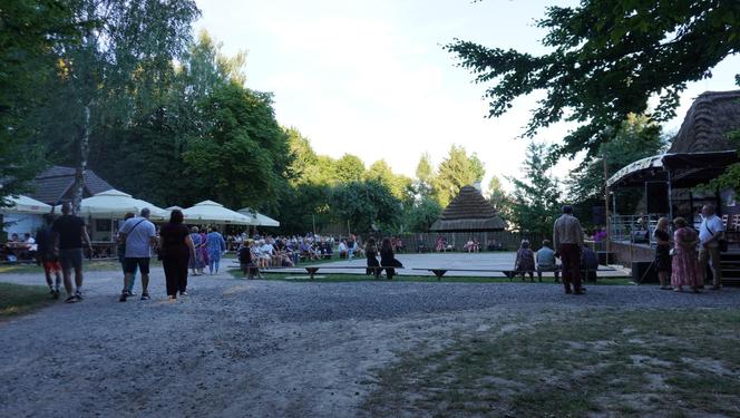 Sielanka na parkiecie w Muzeum Wsi Lubelskiej pod gołym niebem! Za nami kolejna potańcówka w rytmie miejskiego folkloru z Warszawy i Lwowa