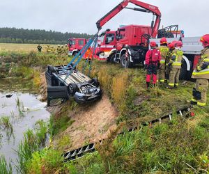 Tragedia w Łódzkiem. Strażacy wyłowili zatopiony samochód