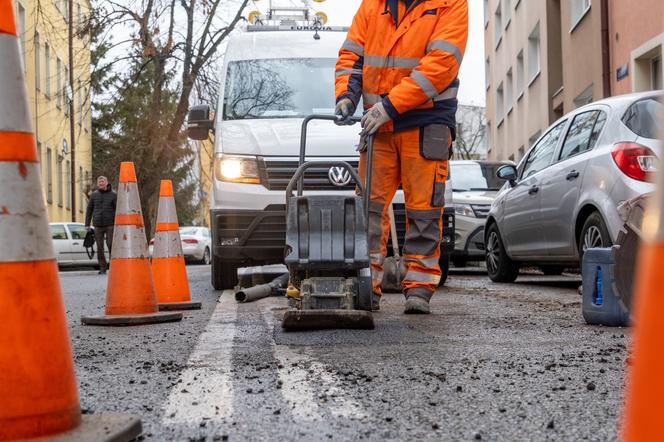 Rozpoczęło się łatanie dziur po zimie. Trwają naprawy dróg w Rzeszowie