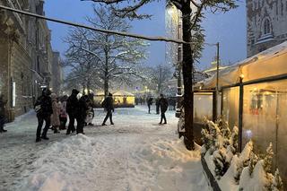 Choinka rozbłysła na Rynku Głównym. Tak wygląda Kraków w zimowej scenerii! 