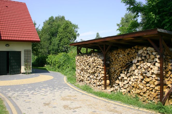 Miejsce na przechowywanie drewna w ogrodzie