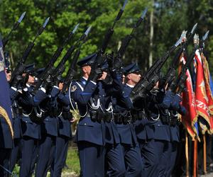 Policjant Arkadiusz zginął tragicznie.  Przez huk salwy na pogrzebie przedarł się łamiący serce szloch