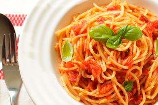 Przepyszny makaron ze smażonymi pomidorami: genialnie łatwy przepis na szybki posiłek