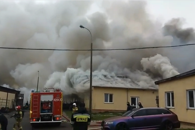 Bisztynek: Pożar fabryki mebli. Część budynku się zawaliła