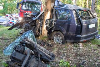 Śmiertelny wypadek pod Piłą. 20-latek z pasażerami huknęli w drzewo [ZDJĘCIA].