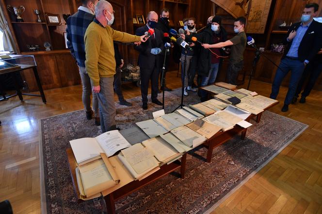 Szczecin: Historyczne dokumenty znalezione w urzędzie miasta