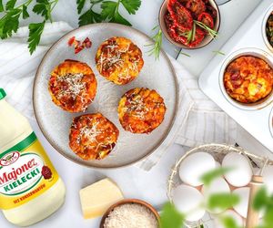 Majonez nie tylko do kanapek. Oto przepis na muffiny z parmezanem, suszonymi pomidorami i majonezem