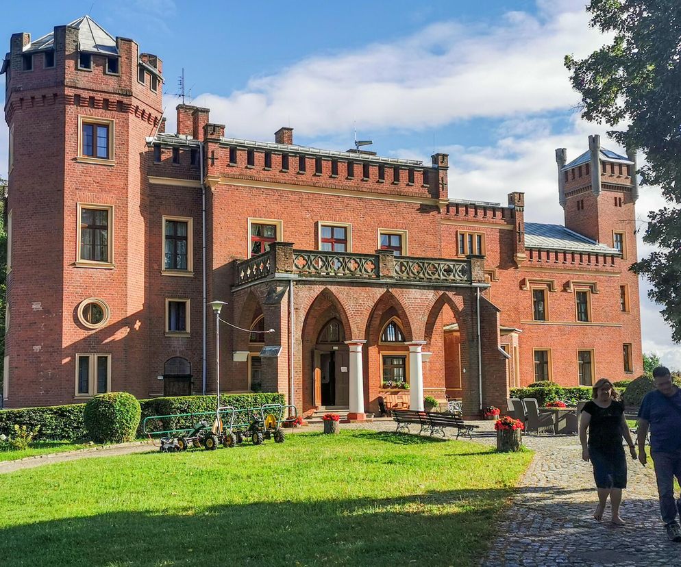 Ten pałac w woj. warmińsko-mazurskim wygląda jak z bajki. Powstał w XIX wieku 