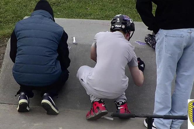Młodzi graficiarze na elbląskim skateparku
