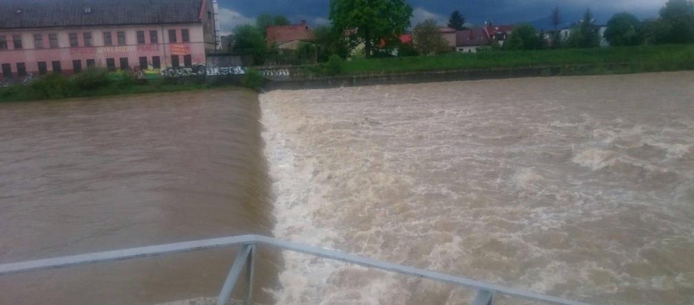 Rzeki w Śląskiem przekroczyły stany alarmowe! Dramatyczna sytuacja na południu województwa [ZDJĘCIA]