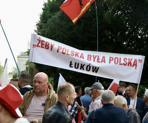 Banery na powitanie Nawrockiego 