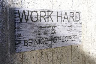 Inspiracja na kolejny piękny dzień. Tablica z napisem „WORK HARD & BE NICE TO PEOPLE” zdjecie nr 2