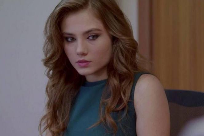 Elif streszczenie po polsku. Çalar dowiaduje się o ślubie Parli i Kerema. Postanawia wyłudzić od kobiety pieniądze
