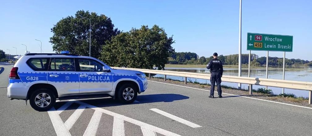 Policjani z Nowego Sącza pojechali w miejsca zalane przez powdódź na Dolnym Śląsku 