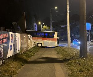 Autokar wjechał w targowisko.