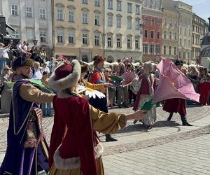 Polonez wiosenny na Rynku Głównym w Krakowie