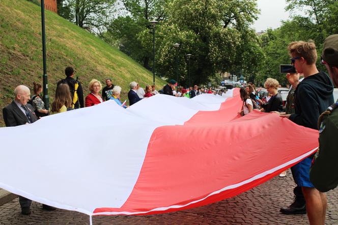 Od Bramy Floriańskiej do Wawelu: Kraków pobił rekord na najdłuższą flagę Polski! [ZDJĘCIA]