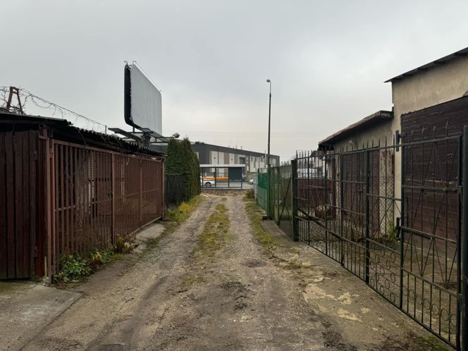 Absurd drogowy przy Strykowskiej. Dawny przejazd zablokował… przystanek autobusowy