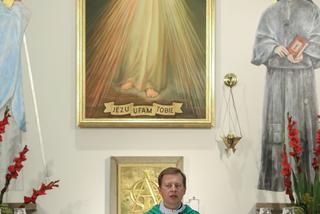 Jacek Kurski modli się w intencji zmarłej  matki