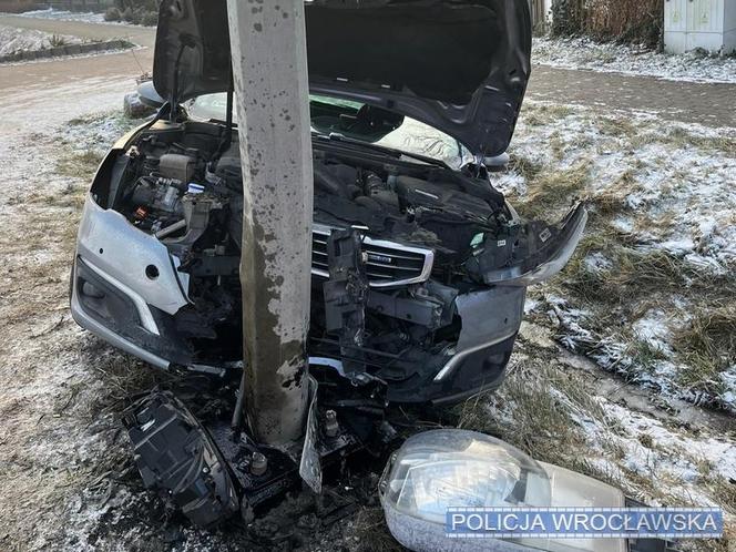 Jechał z kilkuletnim synem, podczas wyprzedzania zahaczył o latarnię