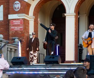 Koncert Dawida Kwiatkowskiego przed ratuszem miejskim w Kętrzynie