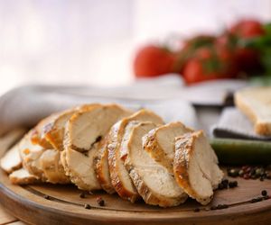 Pieczony filet z indyka z solanki. Tajemnicą jego smaku jest marynata musztardowo-miodowa