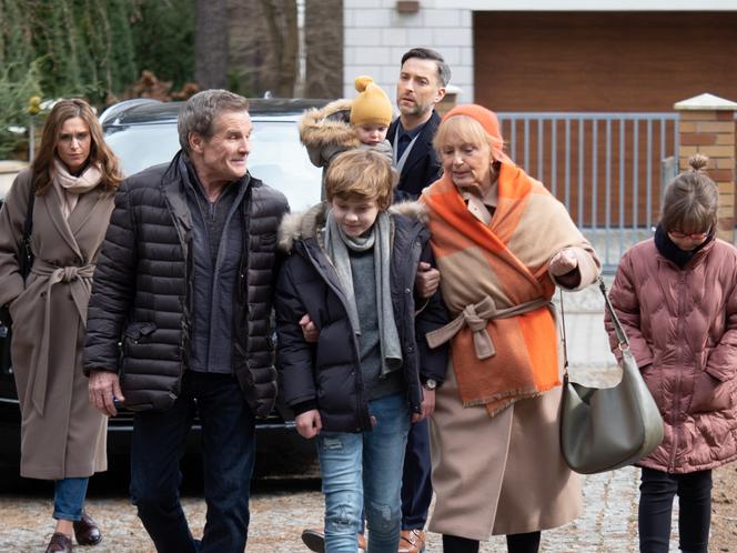 BrzydUla 2 odc. 120. Ula (Julia Kamińska), Marek (Filip Bobek), Antoś (Szymon i Wojciech Gmerek), Ala (Dorota Pomykała), Julka (Maria Włodkowska), Kuba (Jakub Rutkowski), Józef (Marek Włodarczyk)