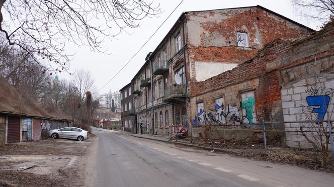 Na chodnik sypie się gruz. „Ruiny budynków wyglądają jakby właśnie w Lublinie skończyły się działania wojenne”. Co na to ratusz?