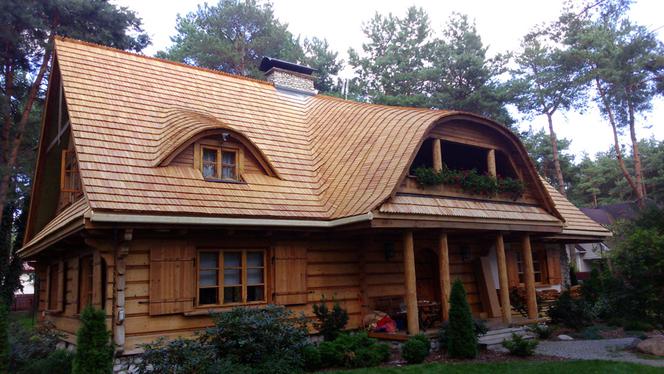Dom pokryty gontem drewnianym