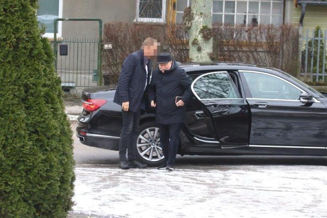 Lech Wałęsa w Wigilię był w kościele w samo południe. Tyle dał dziewczynce pod świątynią!