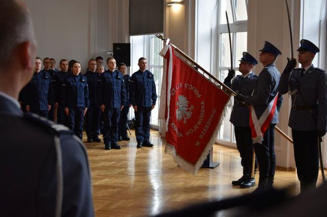 27 nowych policjantów na Podkarpaciu. Złożyli ślubowanie