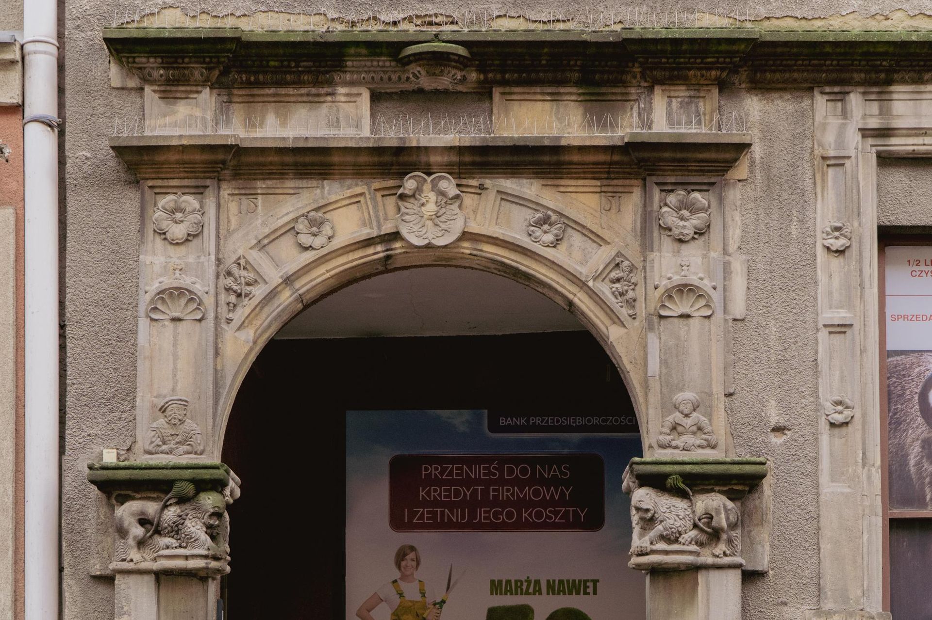 Renesansowy portal w bloku w Świdnicy