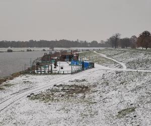 Wrocław pod śniegiem. Trudne warunki na drogach, korki, opóźnienia i awarie