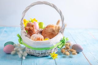 Wielkanoc 2025. Co włożyć do koszyczka wielkanocnego?